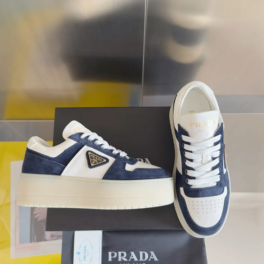 👟👟Ex-factory price 660👟👟 Top version Prada Latest Downtown Bold series Thick sole Platform shoes Triangle logo Casual sneakers White shoes Original purchase and development Production Downtown Bold sneakers are inspired by basketball shoes in the 1980s, with sporty design and exquisite details. Crafted from perforated leather, the statement platform sole provides a unique, modern style. The Prada logo is interpreted from different angles, decorated with the iconic enamel-coated triangular metal logo, highlighting the unique classic style. Exquisite packaging at the delivery counter🛍📦 ▪️Fabric: Original custom imported first-layer cowhide ▪️Inner lining: Original imported soft sheepskin ▪️Outsole: Original molded ultra-light foam material ▪️Sole thickness: 4.5CM ▪️Size: Women's 35-40